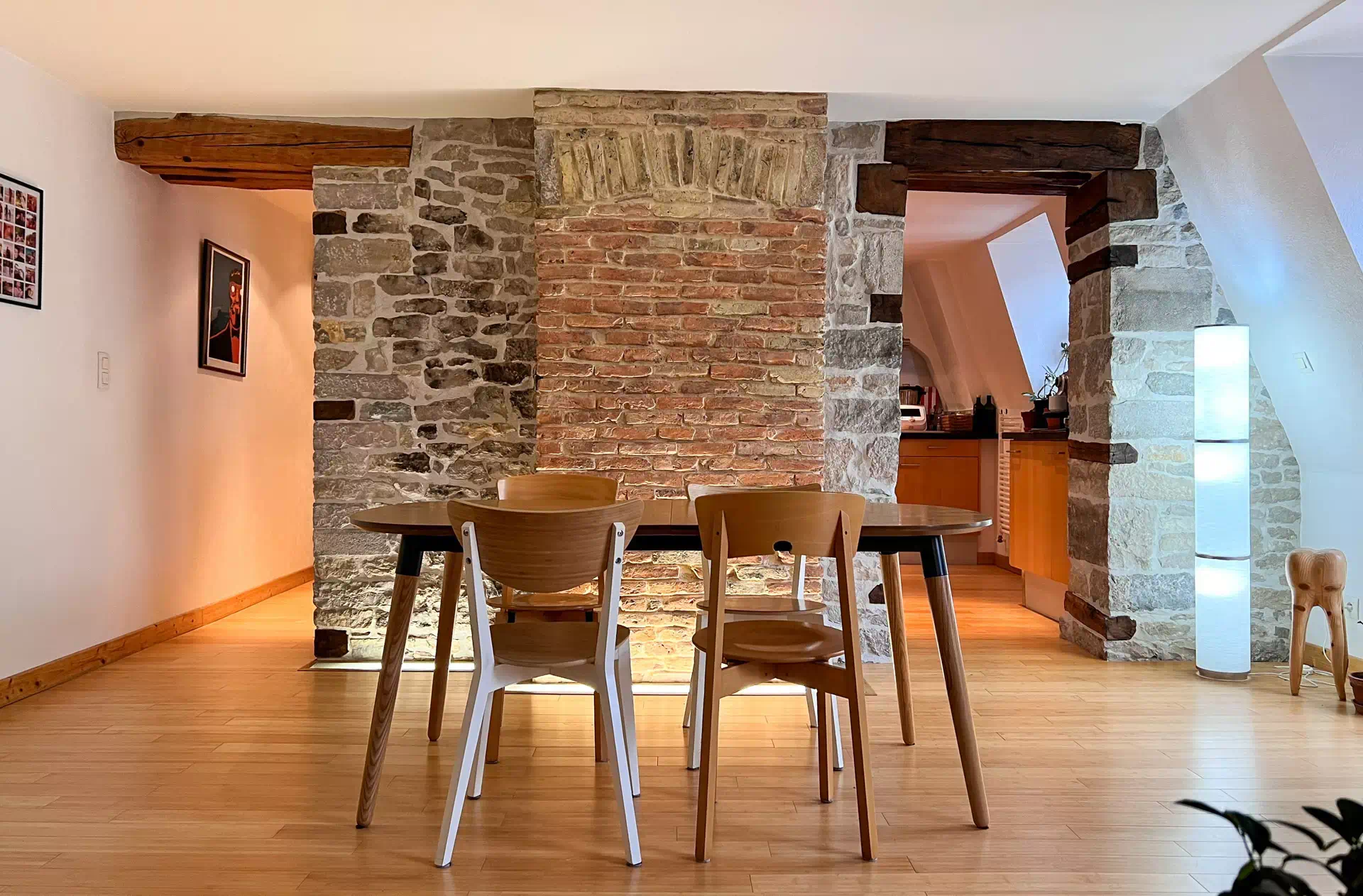 Table à manger de l'Appartement Duplex situé au centre-ville de Besançon - Arrière-Cour, agence immobilière spécialisée à Besançon