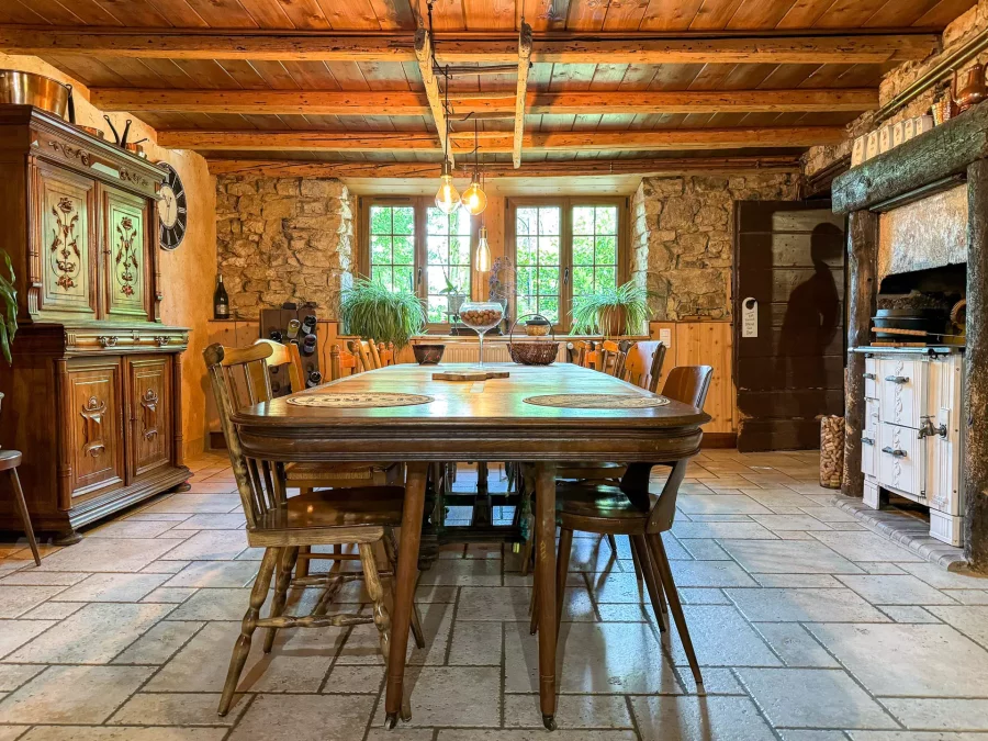 Table à manger de la ferme à Foncine – Arrière-Cour, agence spécialisée dans le Jura