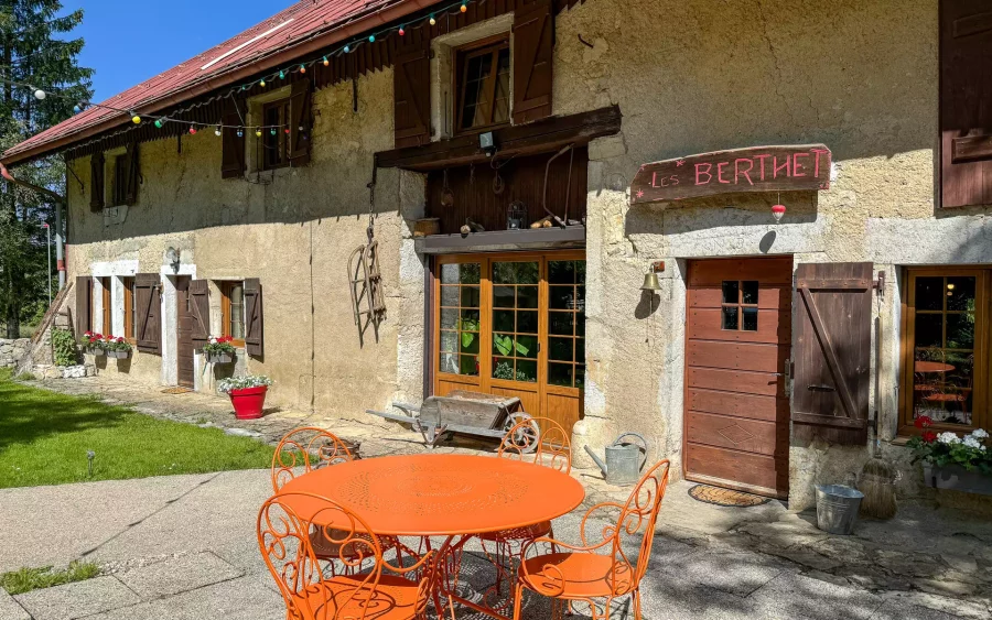 Table extérieure de la ferme à Foncine – Arrière-Cour, agence spécialisée dans le Jura