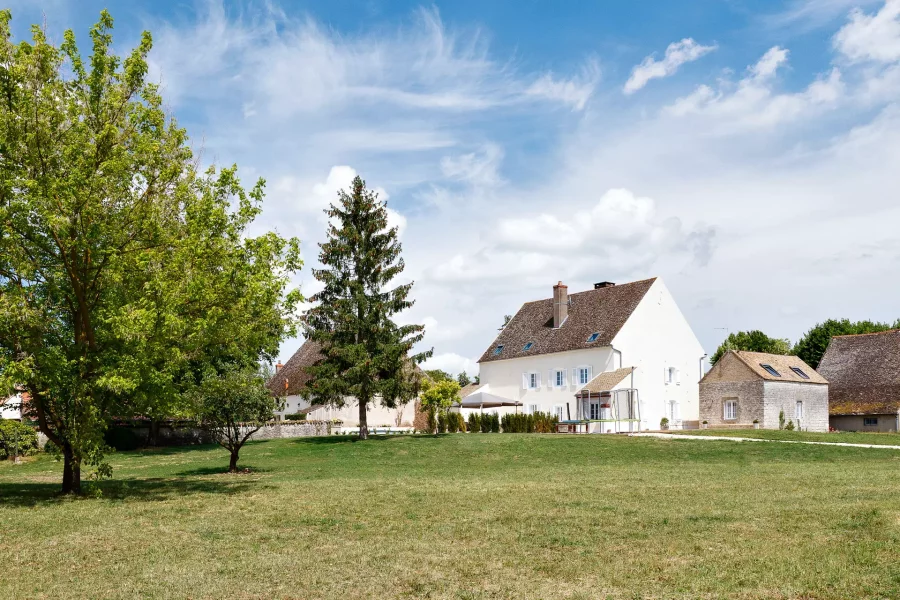 Joli terrain de la Maison de maître située à Saunières - Arrière-Cour, agence immobilière spécialisée en Bourgogne Franche-Comté