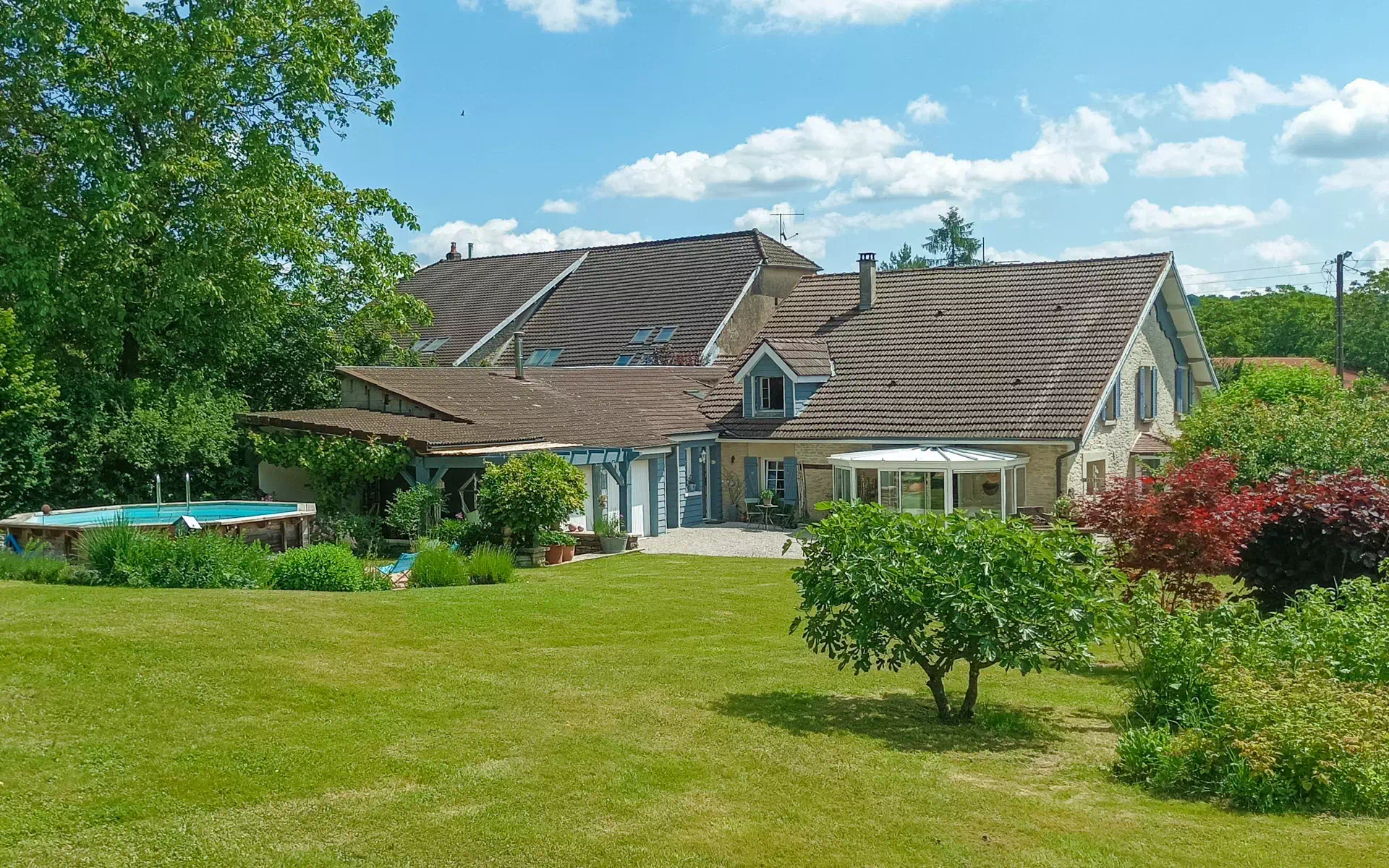 Terrain et bâtisse de l'ancienne ferme restaurée en Haute-Saône - Arrière-Cour, agence immobilière spécialisée en Haute-Saône