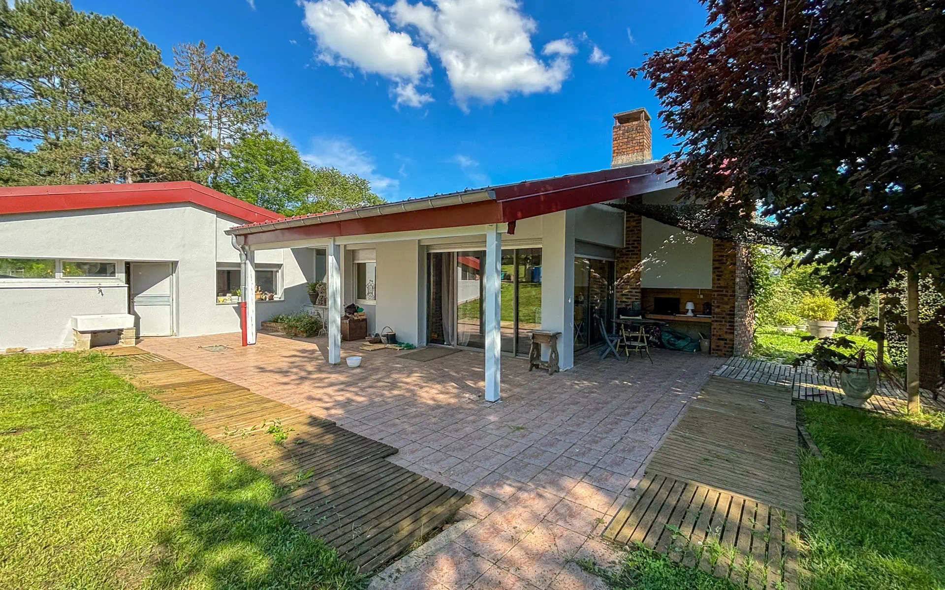 Terrasse paisible de la maison à Dole, Arrière-Cour, agence immobilière spécialisée dans le Jura