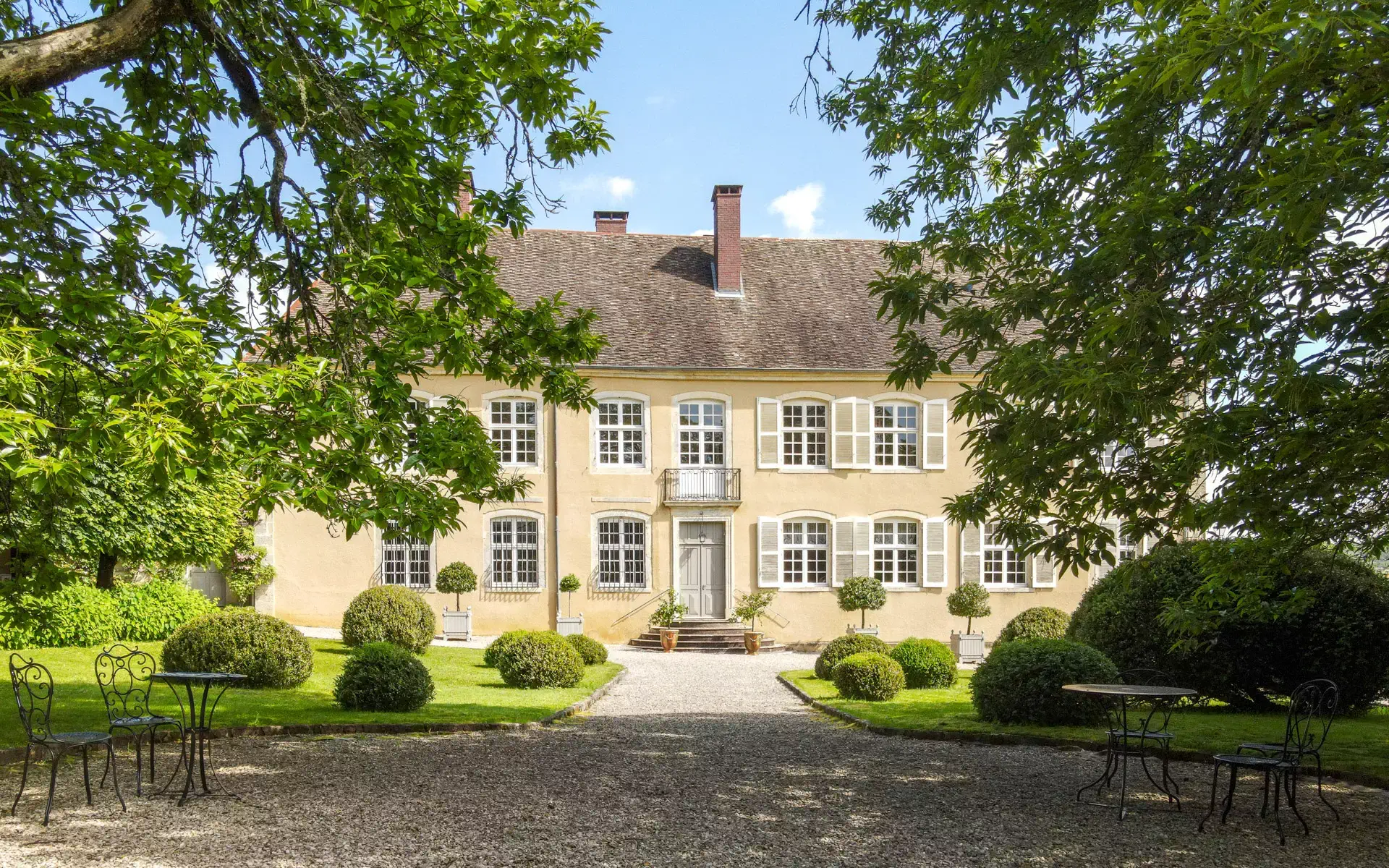 Verdure et façade du château en Haute-Saône, Arrière-Cour, agence immobilière spécialisée en Haute-Saône