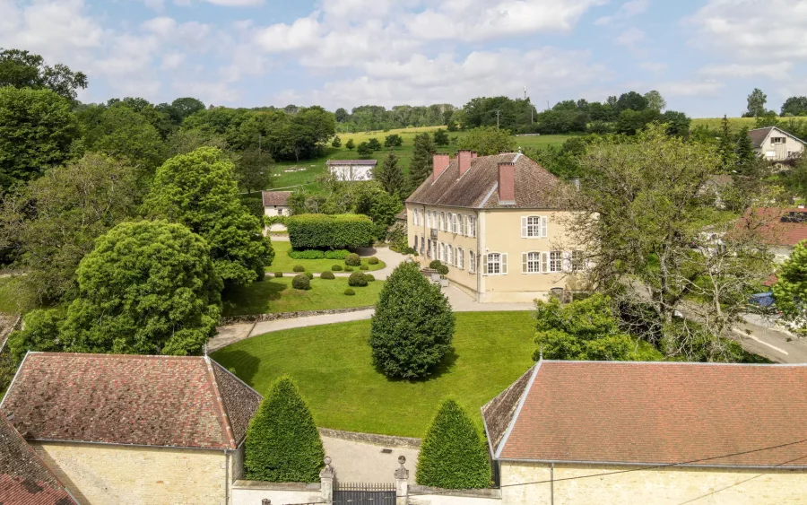 Vue drone du château en Haute-Saône, Arrière-Cour, agence immobilière spécialisée en Haute-Saône