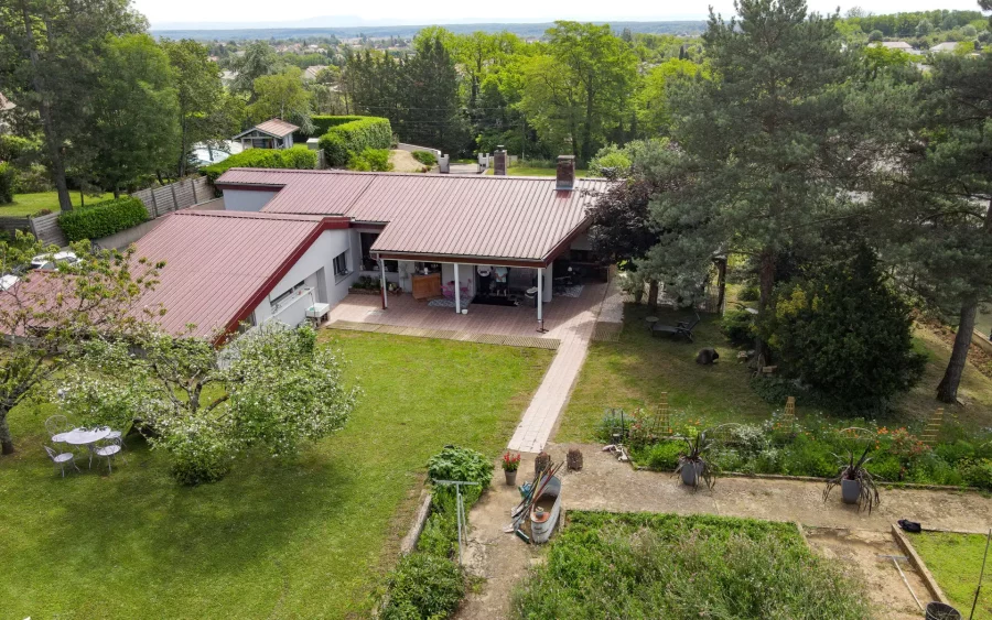 Vue drone de la maison complète située à Dole, Arrière-Cour, agence immobilière spécialisée dans le Jura