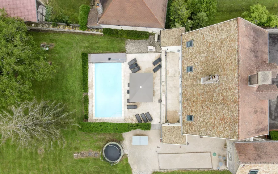 Vue drone de la piscine de la Maison de maître située à Saunières - Arrière-Cour, agence immobilière spécialisée en Bourgogne Franche-Comté