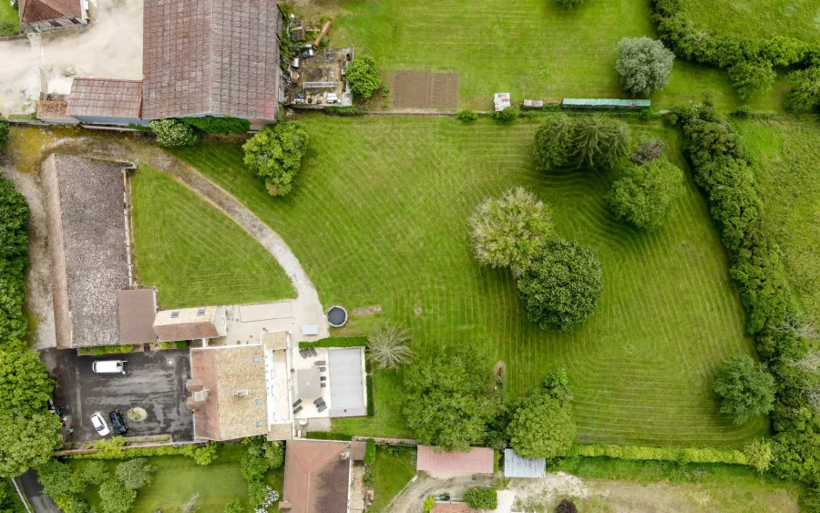 Vue drone du terrain de la Maison de maître située à Saunières - Arrière-Cour, agence immobilière spécialisée en Bourgogne Franche-Comté