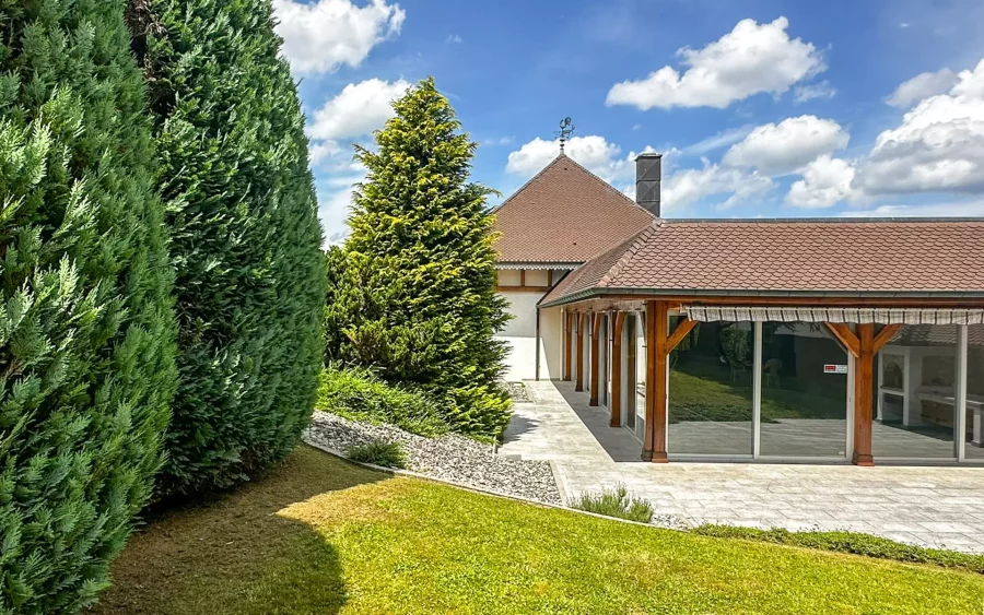 Baies vitrées de la Maison de Maître à elle - Arrière-Cour, agence immobilière spécialisée à Delle