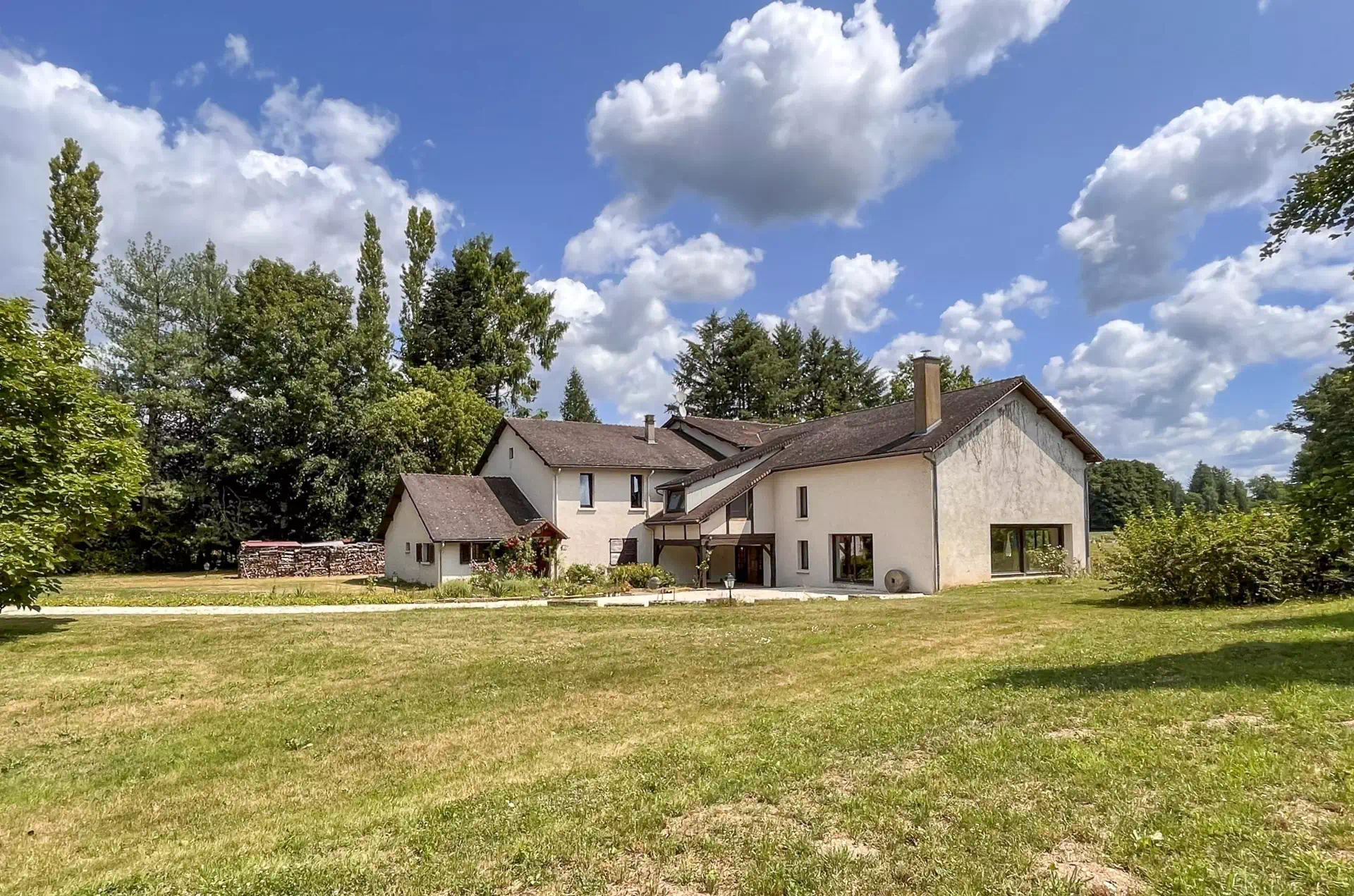 Bâtisse principale de l'Ancien moulin proche de Luxeuil - Arrière-Cour, agence immobilière spécialisée en Haute-Saône