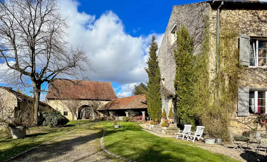 Bâtisse principale et dépendance du Château en Haute-Saône - Arrière-Cour, agence immobilière spécialisée en Haute-Saône