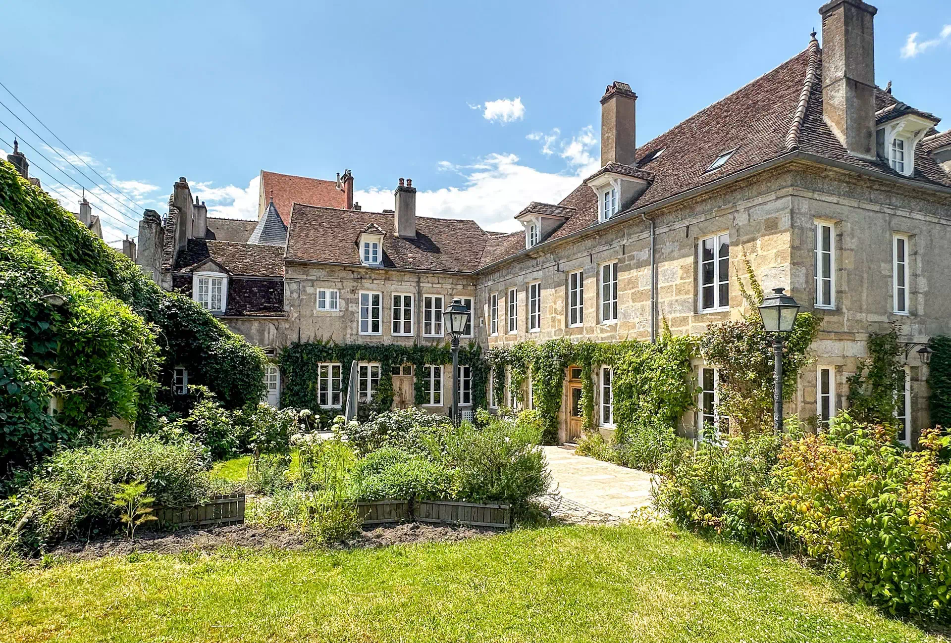 Belle bâtisse de l'Hôtel particulier à Autun - Arrière-Cour immobilier, agence immobilière en Bourgogne Franche-Comté