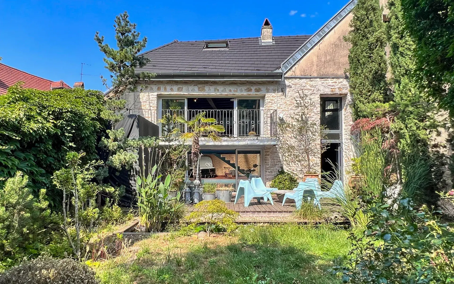 Belle façade de l’Appartement avec piscine situé à Besançon – Arrière-Cour, agence immobilière spécialisée à Besançon