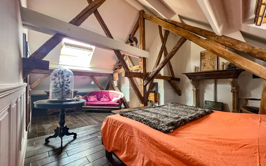 Chambre et lit orange de l’Appartement avec piscine situé à Besançon – Arrière-Cour, agence immobilière spécialisée à Besançon