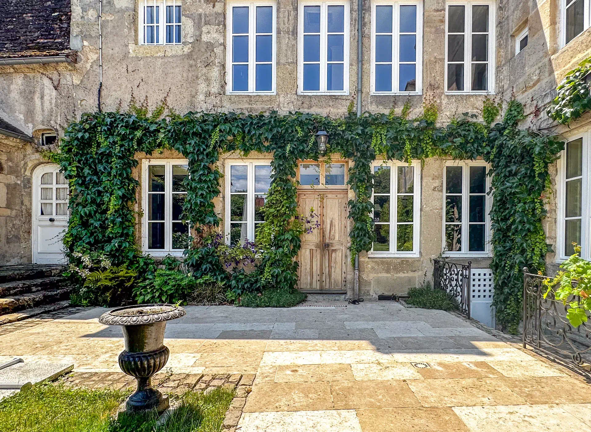 Cour intérieure de l'Hôtel particulier à Autun - Arrière-Cour immobilier, agence immobilière en Bourgogne Franche-Comté