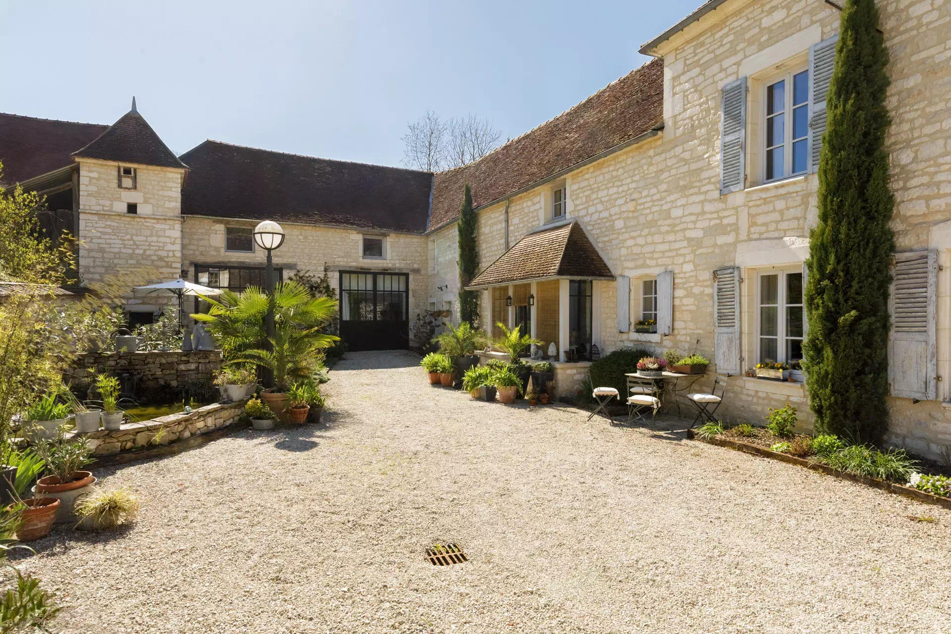 Cour intérieure de la Maison proche de Chablis - Arrière-Cour immobilier, agence immobilière en Bourgogne Franche-Comté