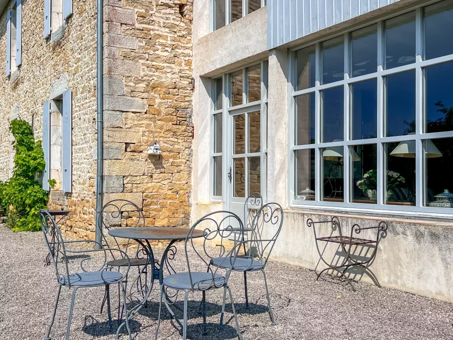 Détente extérieure de l'Ancien Presbytère dans le Doubs - Arrière-Cour, agence immobilière spécialisée dans le Doubs