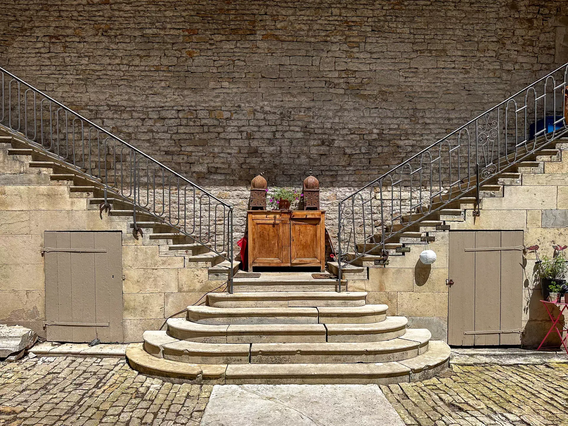 Superbes Escaliers extérieurs de la Maison de ville située à Vesoul - Arrière-Cour, agence immobilière spécialisée à Vesoul