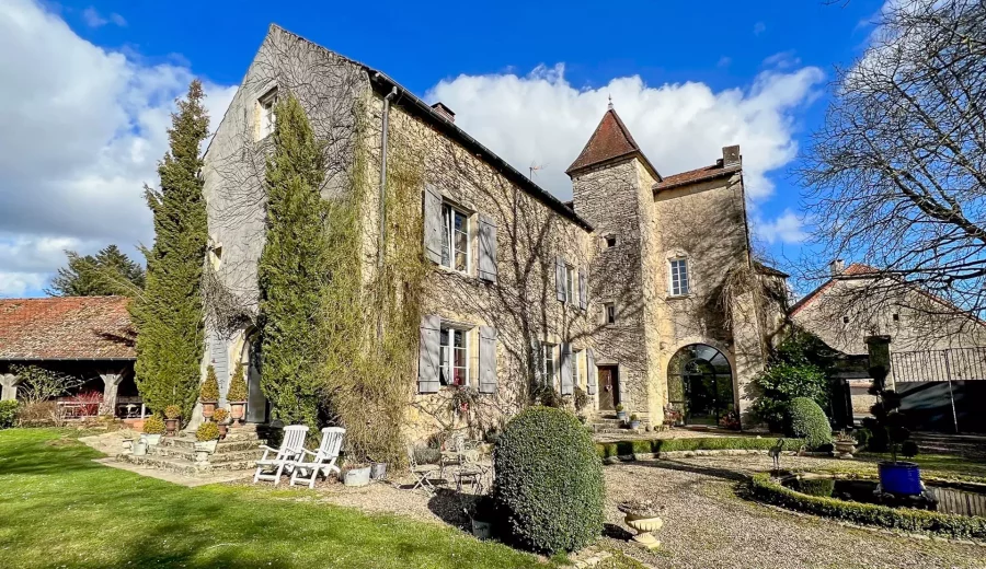 Façade de la bâtisse principale du Château en Haute-Saône - Arrière-Cour, agence immobilière spécialisée en Haute-Saône