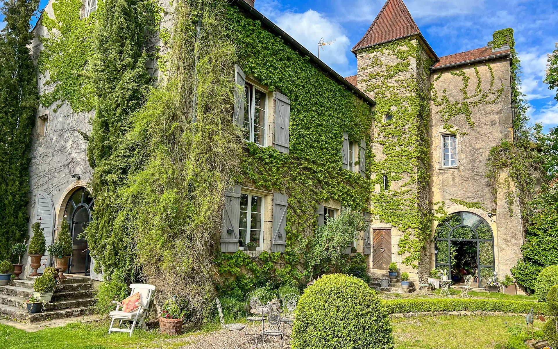 Façade du Château en Haute-Saône - Arrière-Cour, agence immobilière spécialisée en Haute-Saône