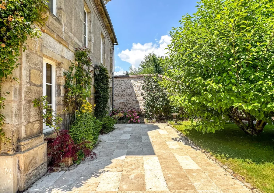 Façade et belles pierres de Bourgogne de l'Hôtel particulier à Autun - Arrière-Cour immobilier, agence immobilière en Bourgogne Franche-Comté