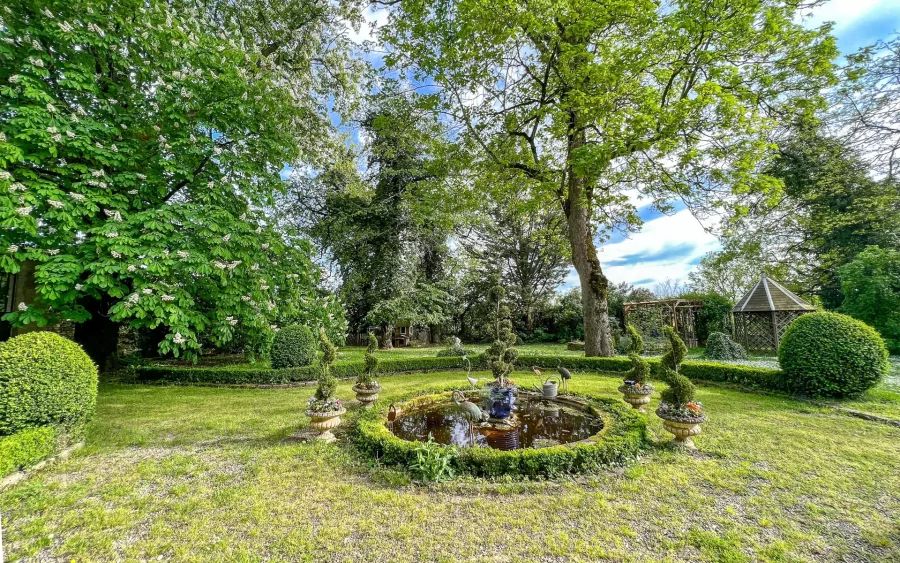 Fontaine extérieure du Château en Haute-Saône - Arrière-Cour, agence immobilière spécialisée en Haute-Saône