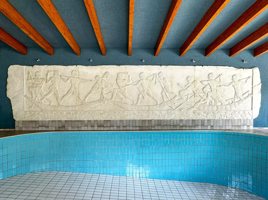 Fresque et piscine intérieure de la Maison de Maître à elle - Arrière-Cour, agence immobilière spécialisée à Delle