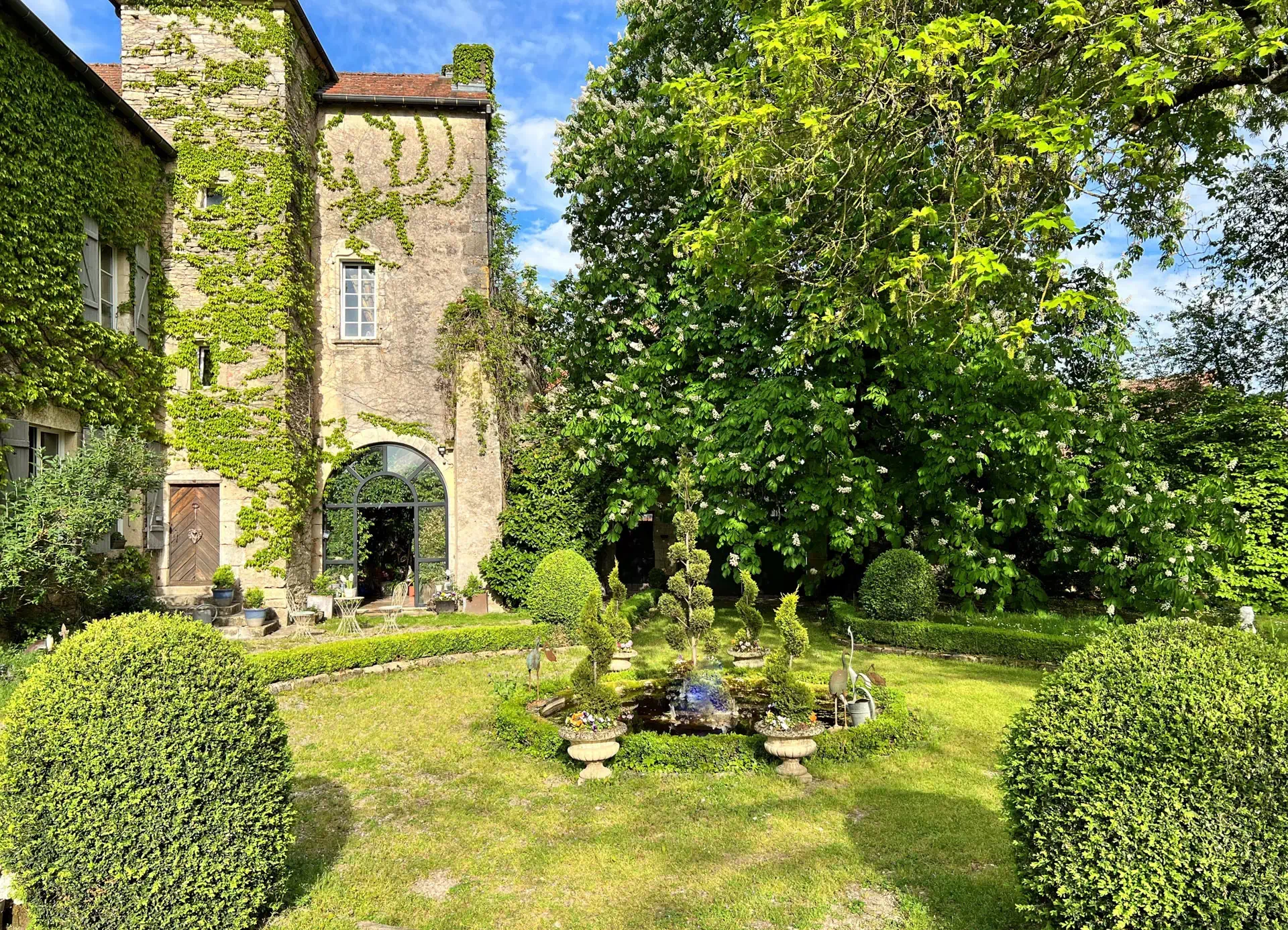 Parc intérieur du Château en Haute-Saône - Arrière-Cour, agence immobilière spécialisée en Haute-Saône