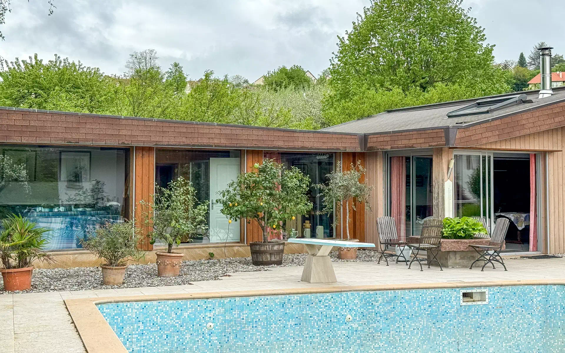 Piscine et façade de la Maison d'architecte proche de Montbéliard - Arrière-Cour, agence immobilière spécialisée dans le Doubs