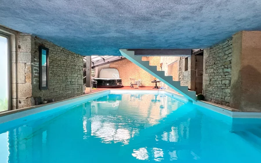 Piscine intérieure de l’Appartement avec piscine situé à Besançon – Arrière-Cour, agence immobilière spécialisée à Besançon