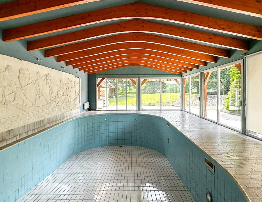 Piscine intérieure vide de la Maison de Maître à elle - Arrière-Cour, agence immobilière spécialisée à Delle