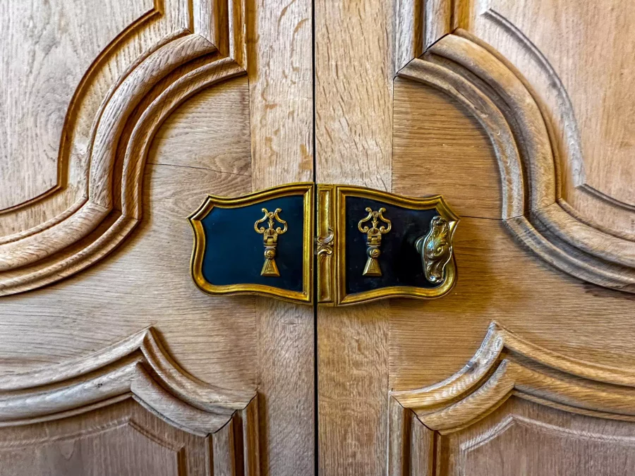 Poignées élégantes de la porte en bois de l'Hôtel particulier à Autun - Arrière-Cour immobilier, agence immobilière en Bourgogne Franche-Comté