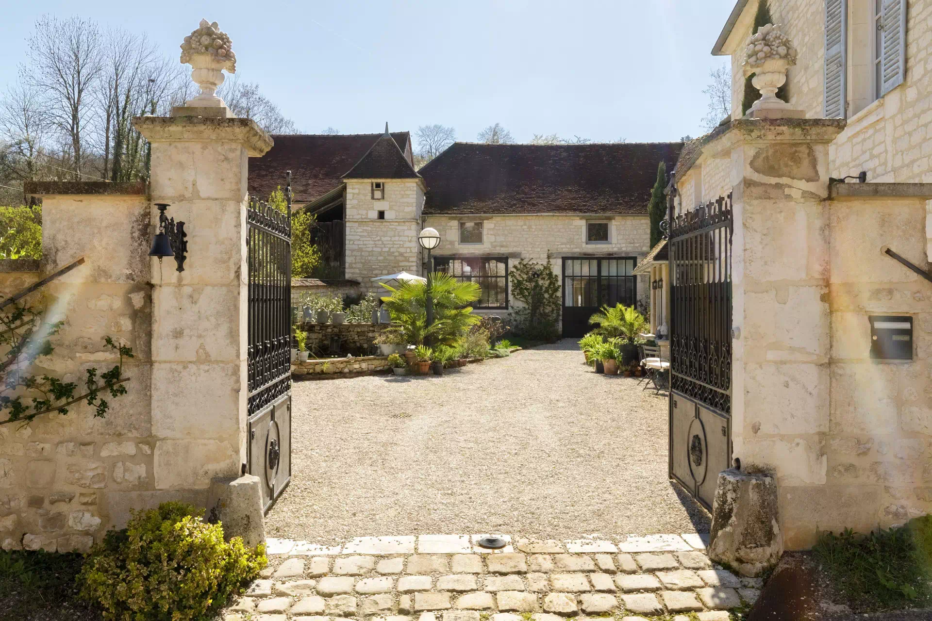 Portail d'entrée de la Maison proche de Chablis - Arrière-Cour immobilier, agence immobilière en Bourgogne Franche-Comté