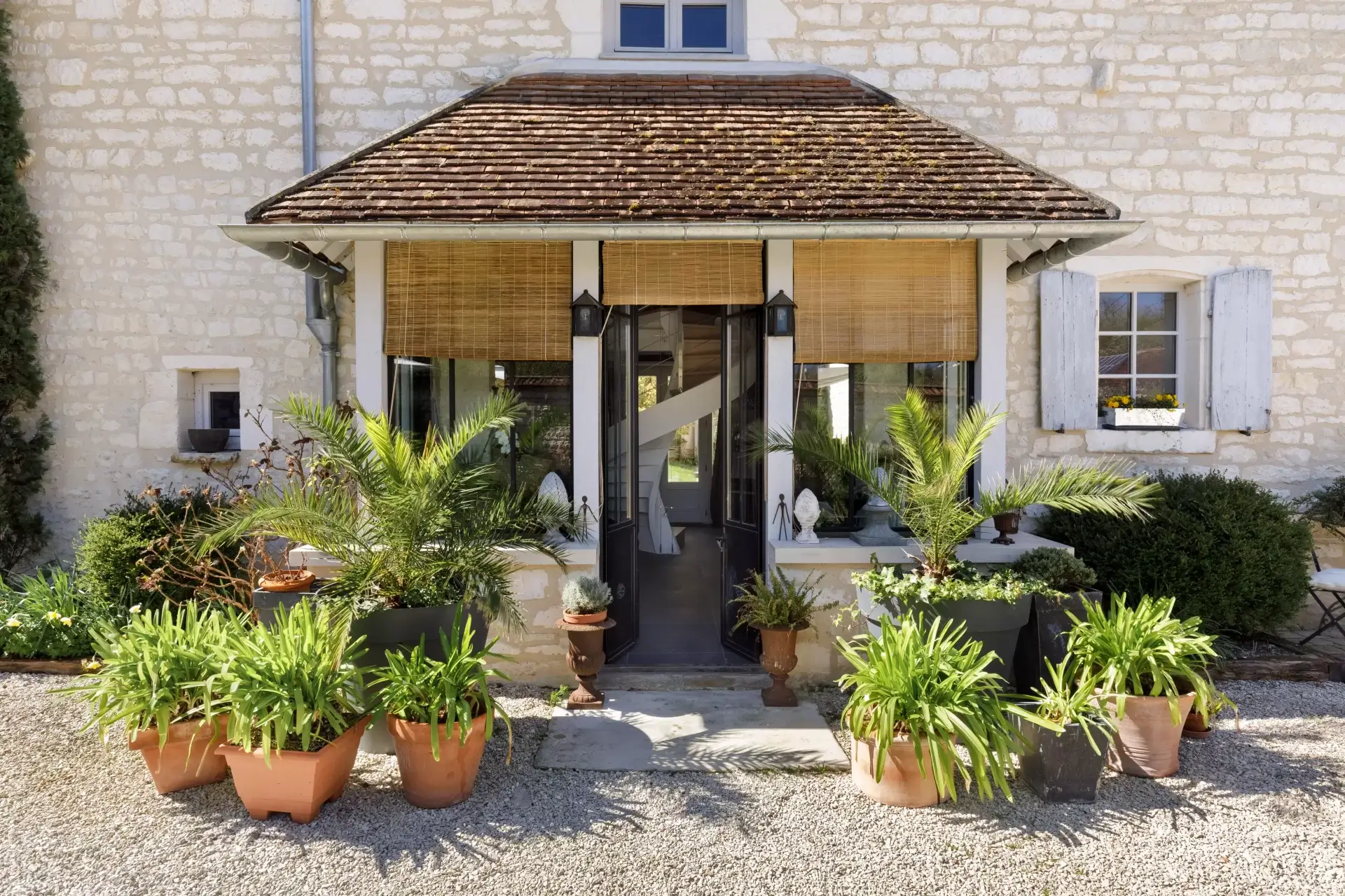 Porte d'entrée de la Maison proche de Chablis - Arrière-Cour immobilier, agence immobilière en Bourgogne Franche-Comté