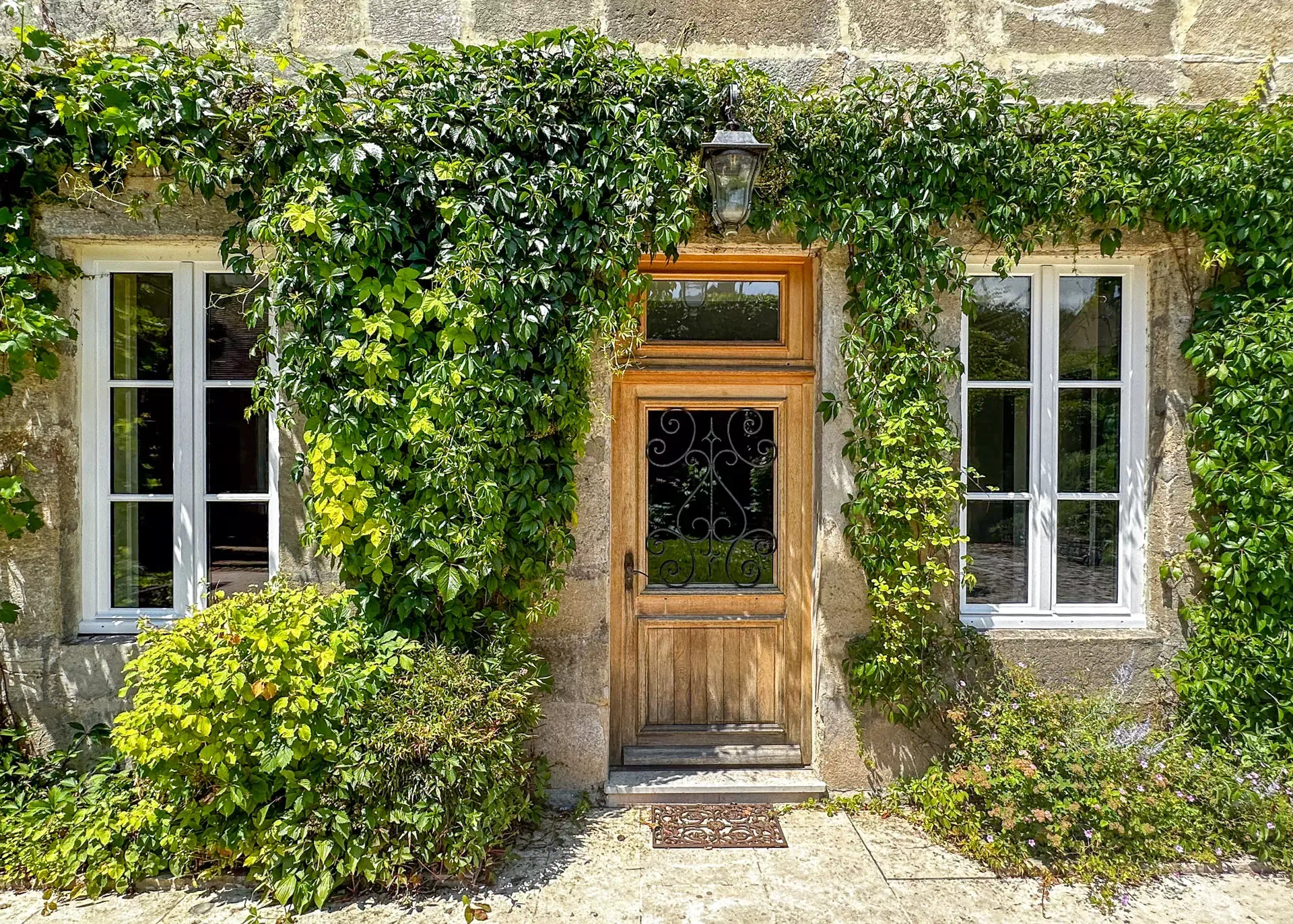 Porte extérieure en bois de l'Hôtel particulier à Autun - Arrière-Cour immobilier, agence immobilière en Bourgogne Franche-Comté