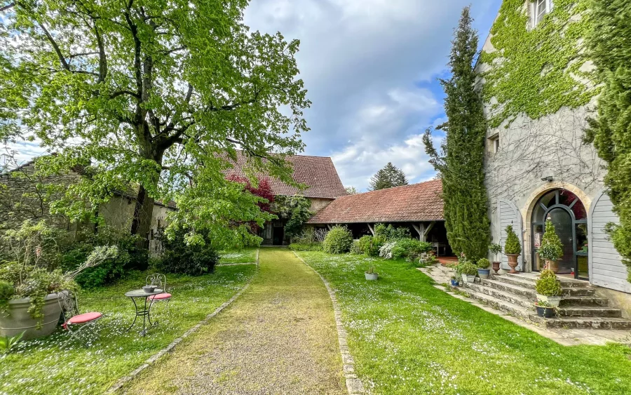 Espace extérieur du Château en Haute-Saône - Arrière-Cour, agence immobilière spécialisée en Haute-Saône