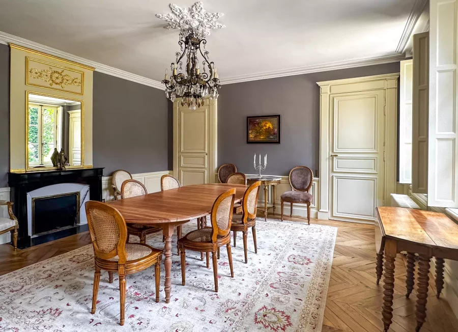 Salle à manger lumineuse de l'Hôtel particulier à Autun - Arrière-Cour immobilier, agence immobilière en Bourgogne Franche-Comté