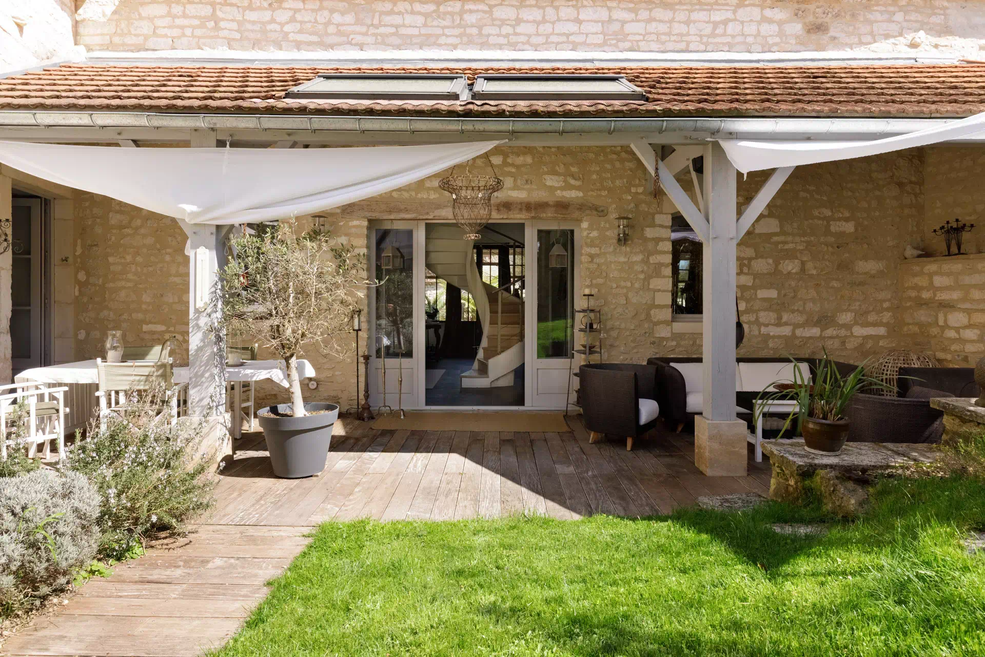 Terrasse et façade de la Maison proche de Chablis - Arrière-Cour immobilier, agence immobilière en Bourgogne Franche-Comté