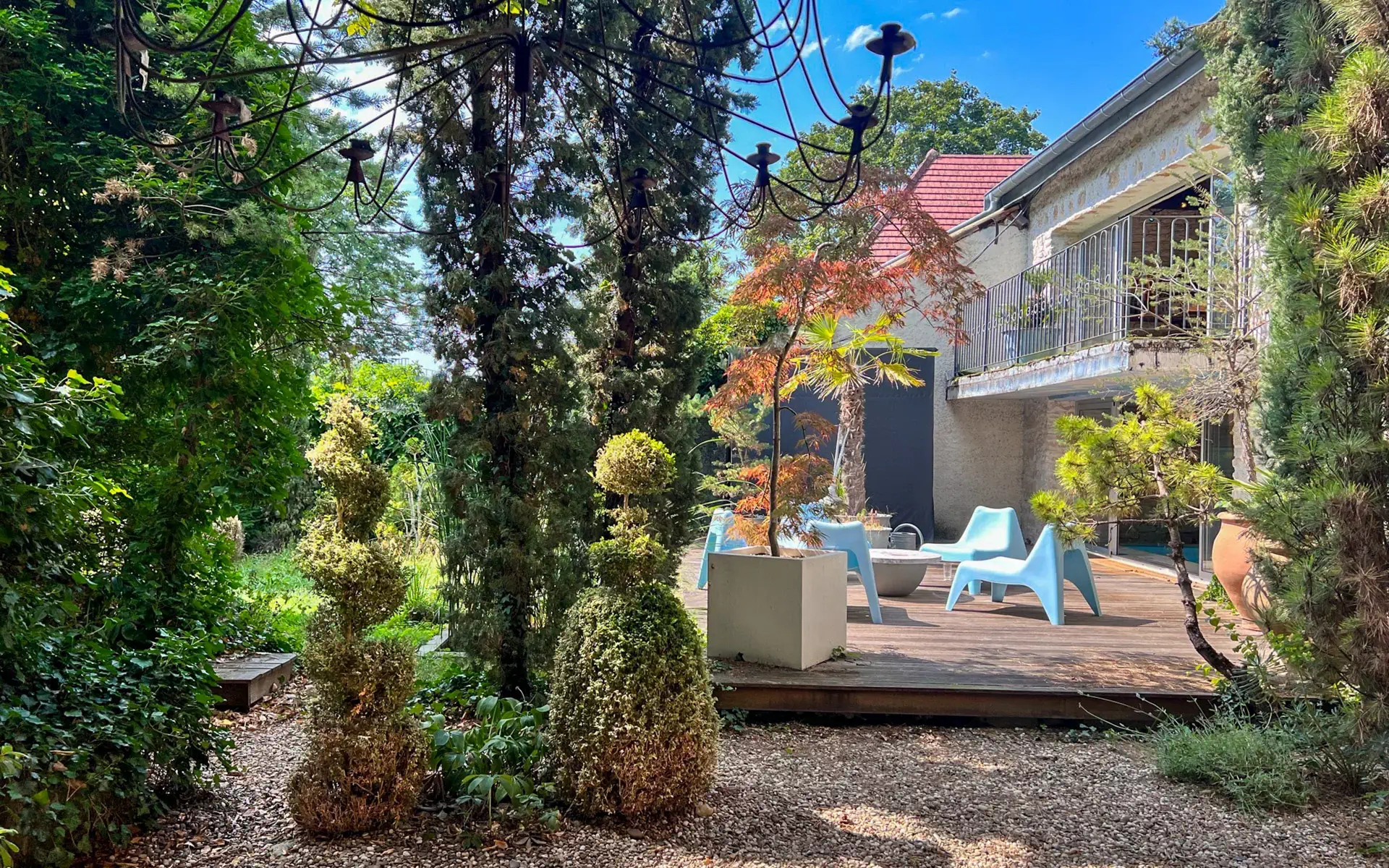 Verdure et terrasse de l’Appartement avec piscine situé à Besançon – Arrière-Cour, agence immobilière spécialisée à Besançon