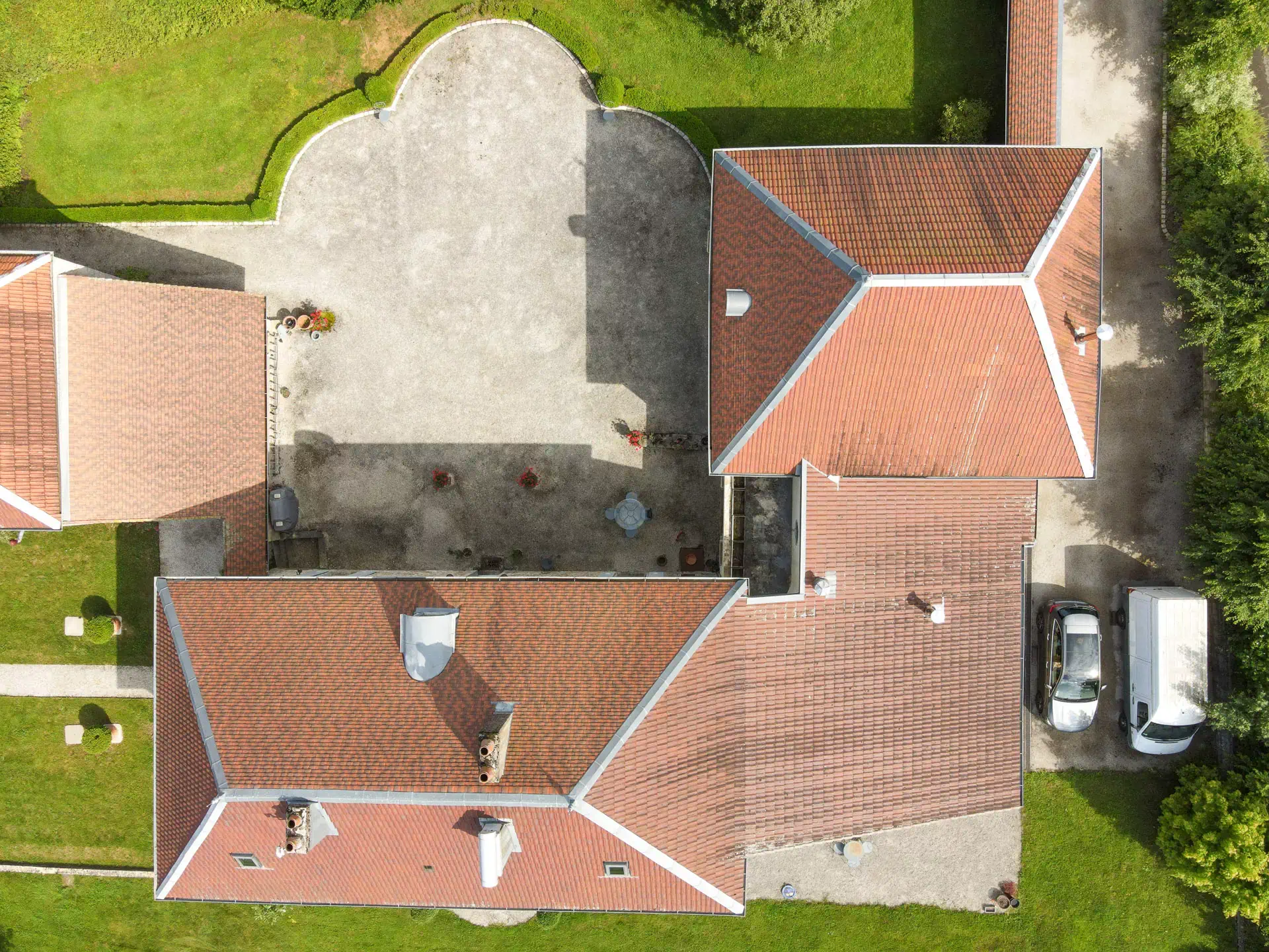 Vue drone du dessus de l'Ancien Presbytère dans le Doubs - Arrière-Cour, agence immobilière spécialisée dans le Doubs