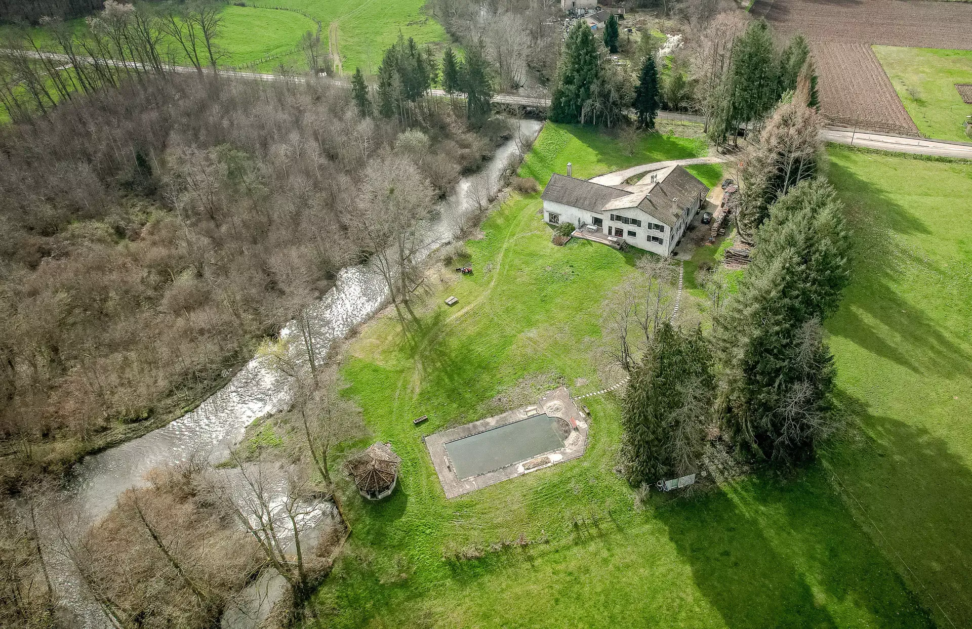 Vue drone de la piscine et de la maison de l'Ancien moulin proche de Luxeuil - Arrière-Cour, agence immobilière spécialisée en Haute-Saône