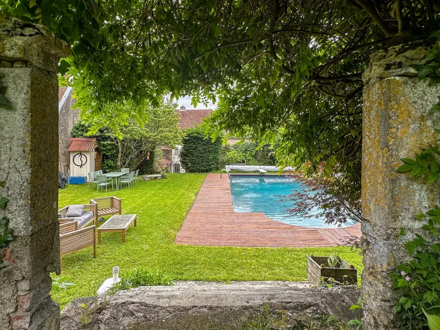 Vue sur la piscine de la Maison de ville située à Vesoul - Arrière-Cour, agence immobilière spécialisée à Vesoul