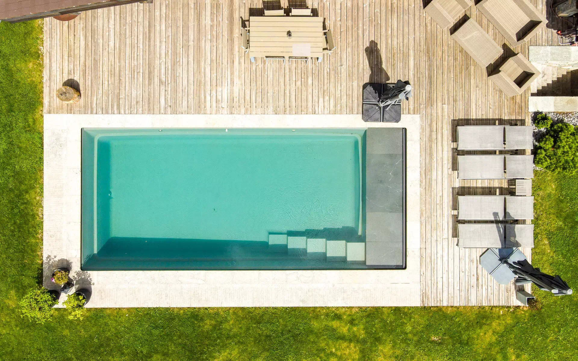 Vue drone de la piscine du Chalet dans le Haut-Doubs à vendre - Arrière-Cour, agence immobilière spécialisée dans le Doubs