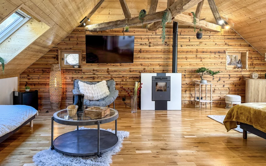 Chambre de l'auberge dans la vallée de Cusance à vendre - Arrière-Cour, agence immobilière spécialisée en le Doubs