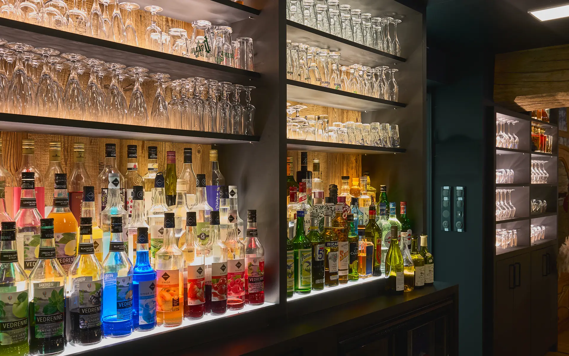 Décoration de l'auberge dans la vallée de Cusance à vendre - Arrière-Cour, agence immobilière spécialisée en le Doubs