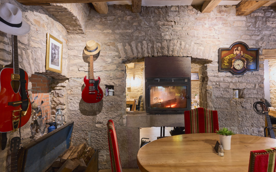 Décoration du bar de l'Auberge dans la Vallée de Cusance à vendre - Arrière-Cour, agence immobilière spécialisée en Bourgogne Franche-Comté