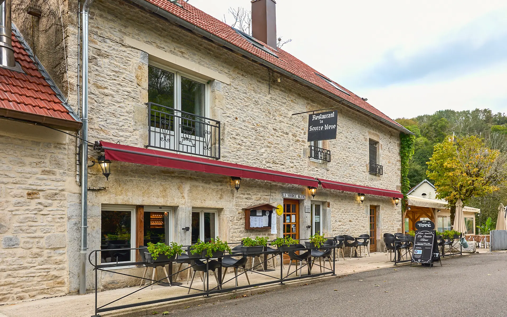Façade de l'auberge dans la vallée de Cusance à vendre - Arrière-Cour, agence immobilière spécialisée en le Doubs