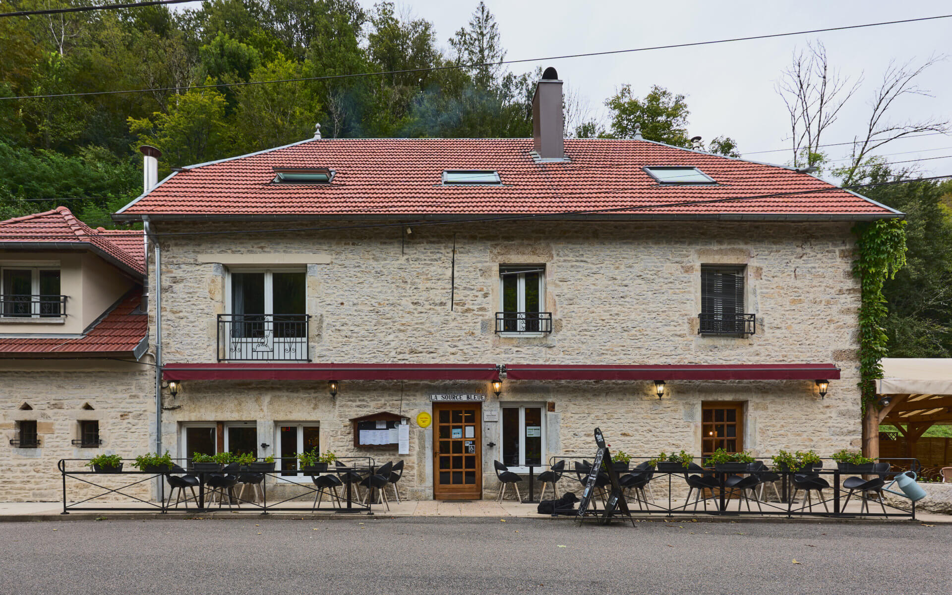 Façade en pierres de l'Auberge dans la Vallée de Cusance à vendre - Arrière-Cour, agence immobilière spécialisée en Bourgogne Franche-Comté