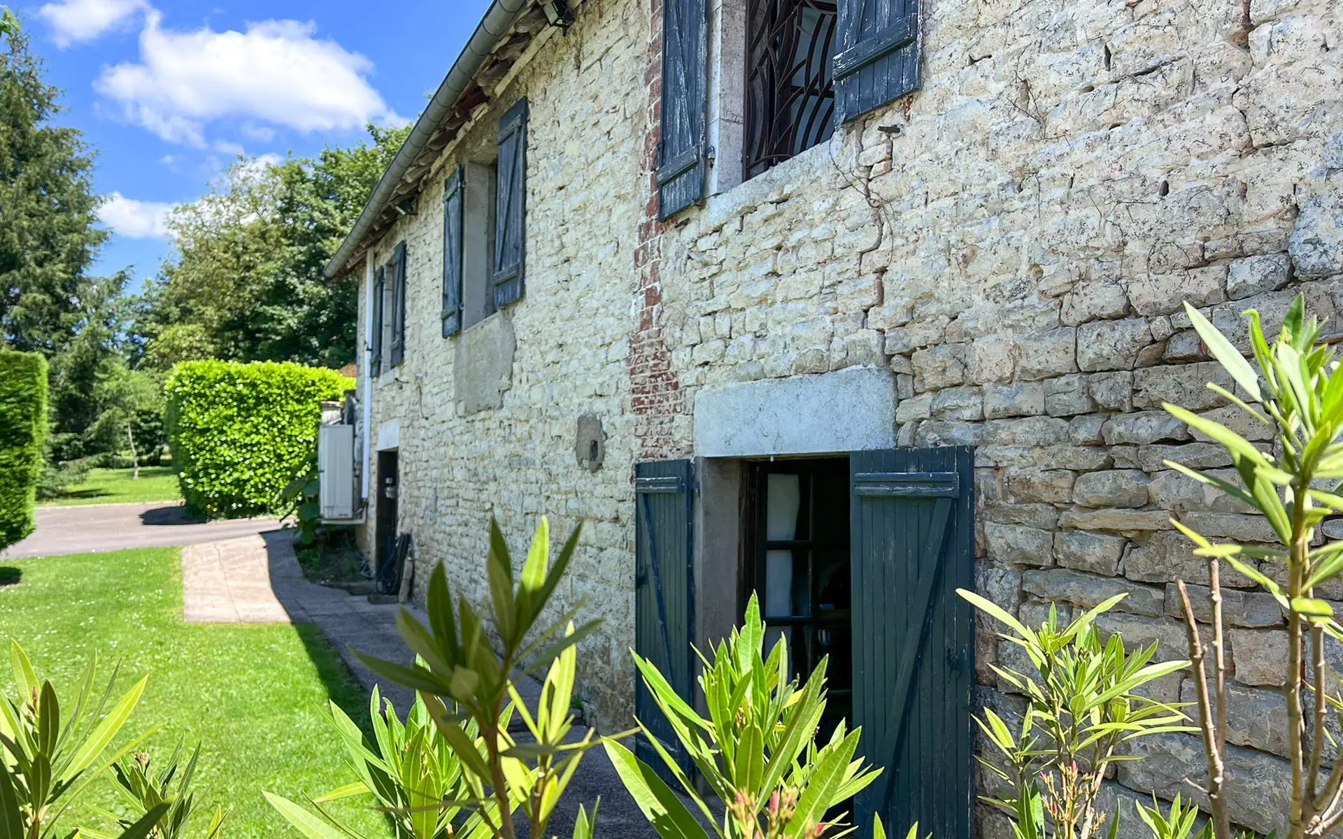 Belle façade en pierres typiques de la maison vigneronne proche d'Arc-et-Senans - Arrière-Cour immobilier, agence immobilière spécialisée dans le Doubs