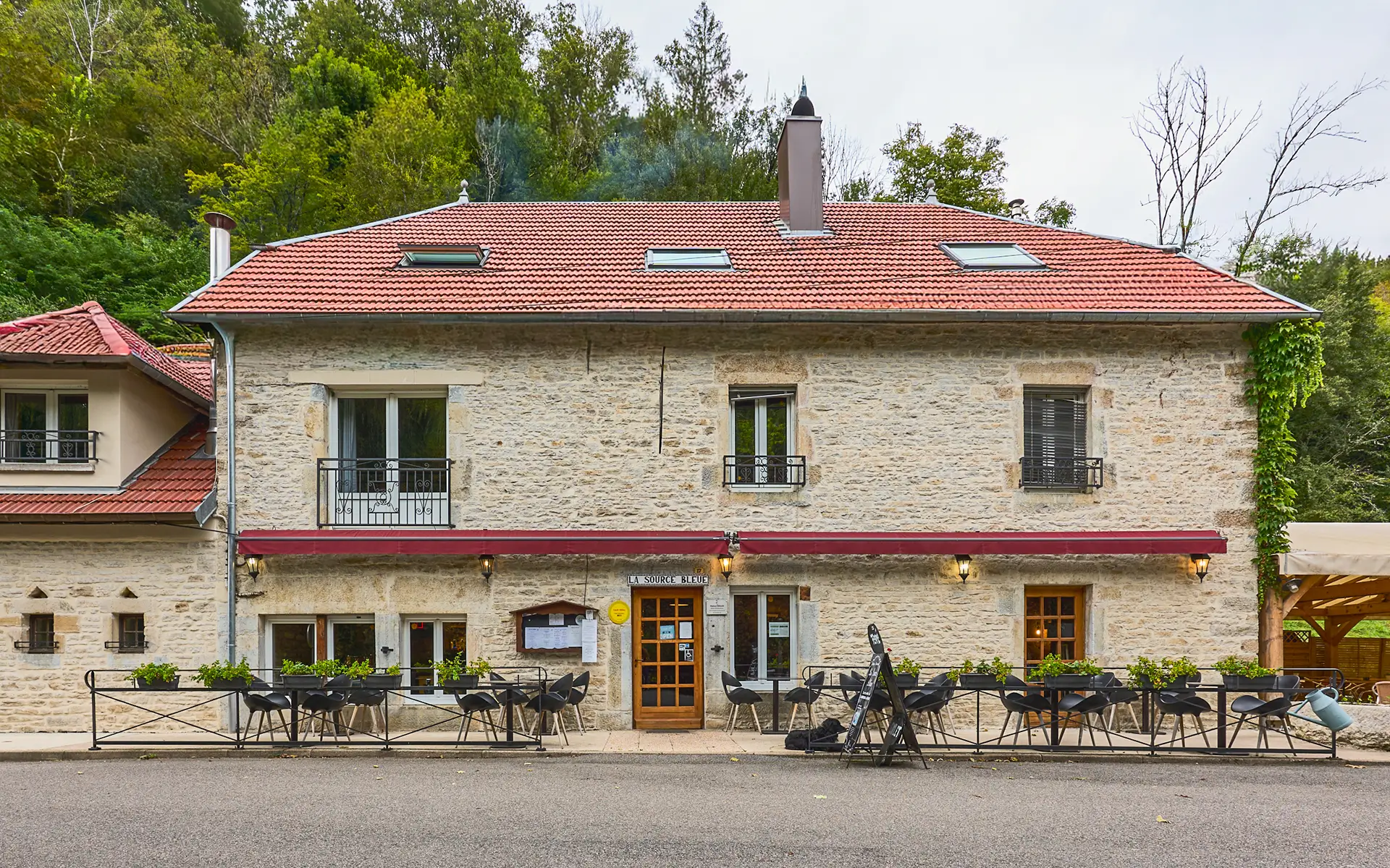 Façade lumineuse de l'auberge dans la vallée de Cusance à vendre - Arrière-Cour, agence immobilière spécialisée en le Doubs