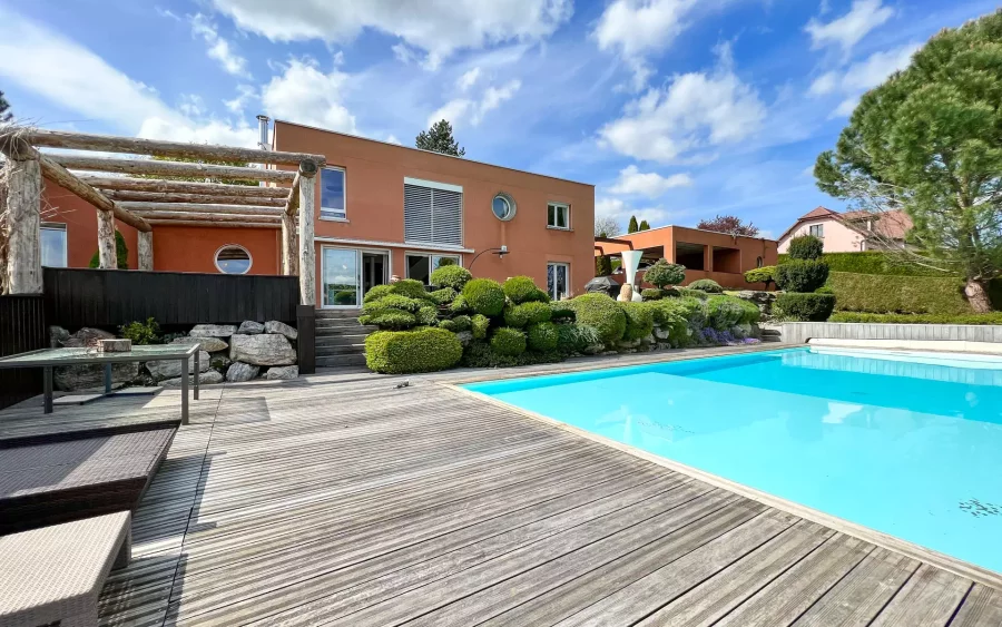 Piscine et façade colorée de la Villa d'architecte à Port-sur-Saône - Arrière-Cour, agence immobilière spécialisée en Bourgogne Franche-Comté